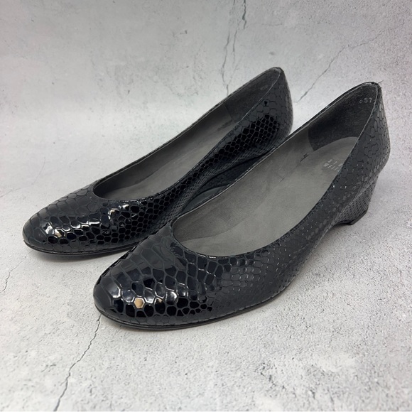Stuart Weitzman Croc Embossed Leather Slip on Wedge Heel with Rubber Sole. EUC. - Picture 6 of 8